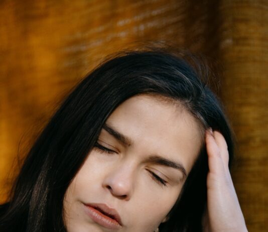 반복되는 피로감, 혹시 만성피로증후군일까? woman in white crew neck t-shirt