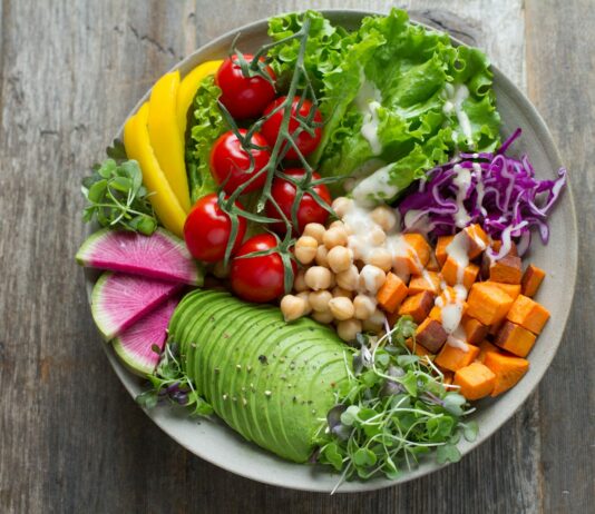 건강한 식단, 일상 속 작은 변화로 큰 차이를 만든다 bowl of vegetable salads