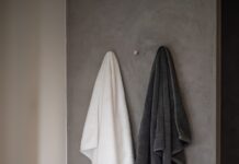 “요즘 자꾸 피부가 가렵고 뒤집어져요”… 땀독 때문일 수 있습니다 white bath towel on white ceramic bathtub