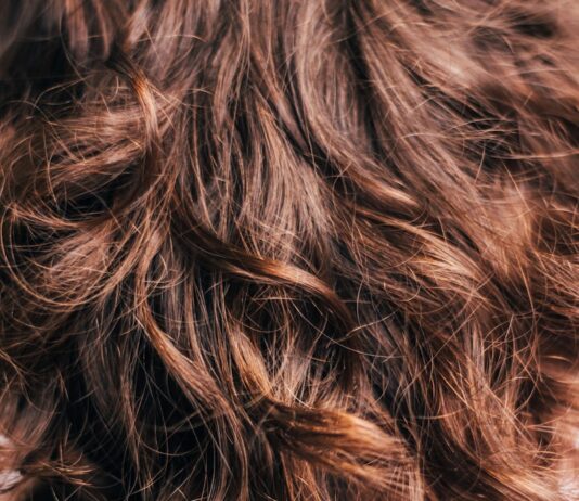 건강한 모발을 위한 필수 관리법과 올바른 생활습관 black and brown hair