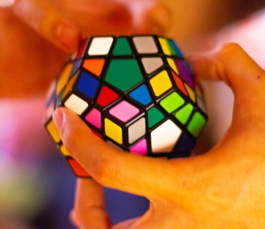 뇌건강, 지금부터 시작해야 할 실천법과 최신 연구 동향 person holding 3 x 3 rubiks cube