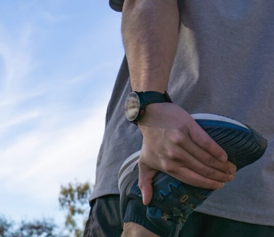 “비 오는 날이면 무릎이 욱신”… 날씨 탓 아닐 수도 있어요 a man holding a frisbee in his right hand