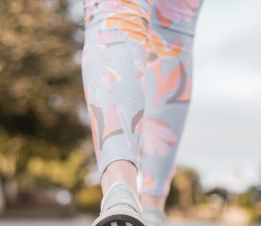 “작은 변화가 건강을 만든다: 걷기 열풍, 내 삶에 쉽게 더하는 방법” person wearing black and white nike shoes