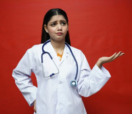 여성 건강관리, 일상 속 실천으로 지키는 건강한 삶의 첫걸음 a doctor with a stethoscope around her neck