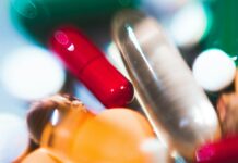 영양 & 보충제 트렌드: 내 몸에 딱 맞는 ‘맞춤형’ 솔루션이 뜬다 a close up of a bunch of pills