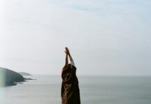 디지털 시대, 뇌건강 지키는 5가지 스마트 습관 woman in brown hijab covering her face with her hand