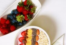 ‘Fibermaxxing’의 반란 — 고섬유 식단이 바꾸는 몸의 언어 slice banana and strawberry