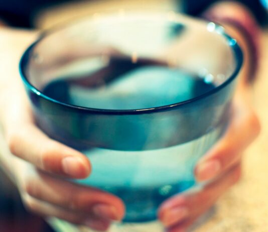 “바쁜 직장인, 건강 지키는 ‘마이크로 루틴’ 인기… 5분 습관이 만든 변화” full drinking glass