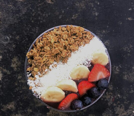 바쁜 직장인을 위한 건강 트렌드, 일상 속 실천법은? white rice with sliced strawberries and brown nuts on white ceramic plate