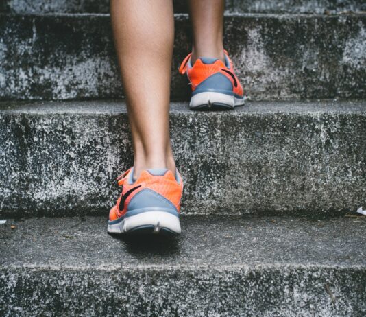 근육, 건강 관리의 새 기준…일상에서 실천하는 똑똑한 근육 습관 person wearing orange and gray Nike shoes walking on gray concrete stairs