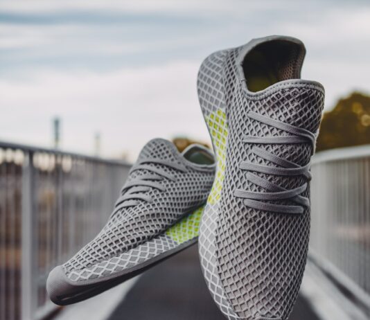 러닝화, 비쌀수록 좋을까? 내 발을 지키는 ‘인터페이스’의 과학 pair of gray running shoes