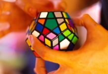 뇌 건강 지키는 생활 습관, 실천 가능한 트렌드로 주목 person holding 3 x 3 rubiks cube