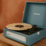 일상의 작은 변화로 지키는 정신건강, 건강 트렌드와 실천법 A blue record player with a record on it.