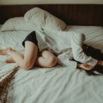 일상에 파고드는 만성피로, 똑똑하게 관리하는 생활 루틴이 답 woman lying on bed