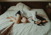 일상에 파고드는 만성피로, 똑똑하게 관리하는 생활 루틴이 답 woman lying on bed