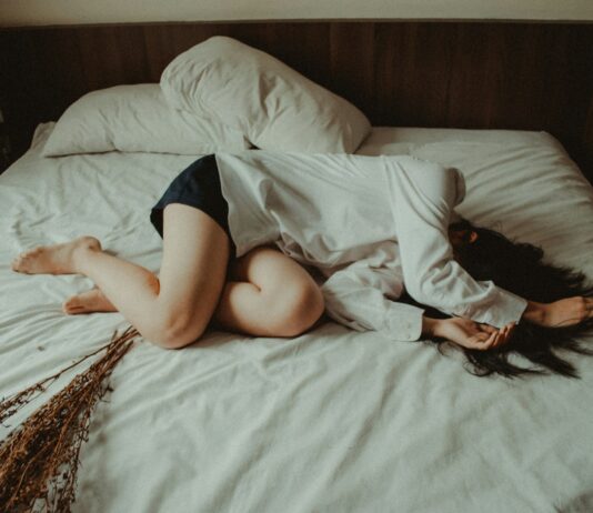 일상에 파고드는 만성피로, 똑똑하게 관리하는 생활 루틴이 답 woman lying on bed