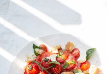 변화하는 식단 트렌드, 일상 속 건강한 습관으로 실천하기 sliced tomato and green leaf vegetable on white ceramic plate