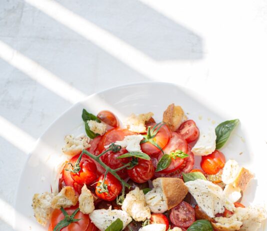 변화하는 식단 트렌드, 일상 속 건강한 습관으로 실천하기 sliced tomato and green leaf vegetable on white ceramic plate