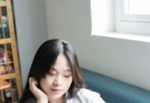 바른 자세가 건강 지킨다…직장인 위한 거북목·일자목 교정 스트레칭과 생활 습관 a woman reading a book