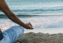 스트레스 관리, 일상에서 시작하는 마음 건강 습관 person in blue shorts sitting on beach shore during daytime