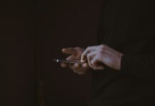 웰니스 문화, 일상을 바꾸다…한국에서도 확산되는 건강한 삶의 습관들 silhouette photo of person holding smartphone