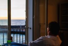 스마트 슬로우 라이프, 정신 건강을 지키는 새로운 흐름 Man looking out window at the ocean sunset