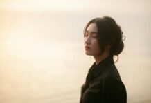 “숨 고르기부터 산책까지”…일상 속 정신건강 지키는 새로운 실천법 woman in black and gray jacket